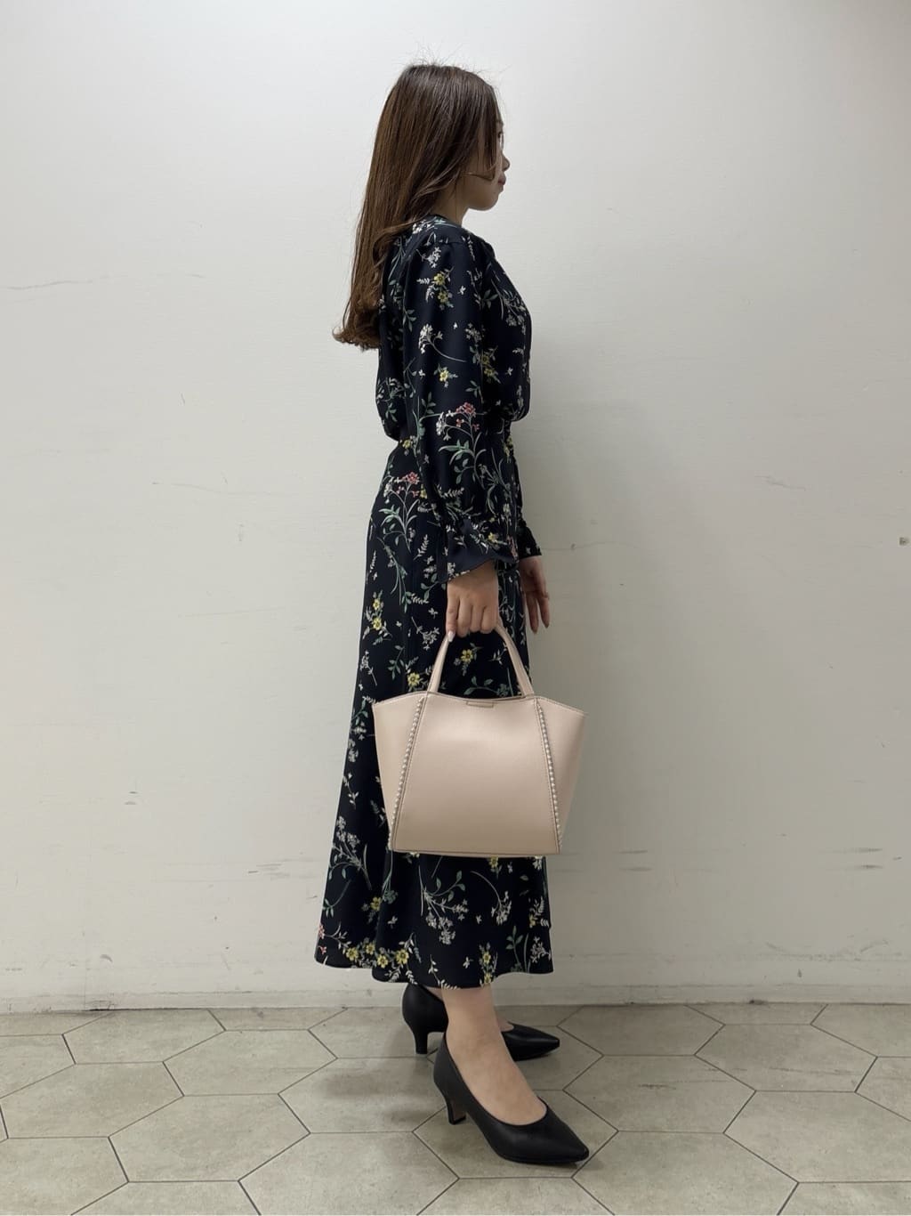 kahoさんの「INDIVI｜【SETUP可能】モダンフラワー柄キャンディスリーブブラウス」を使ったコーディネート