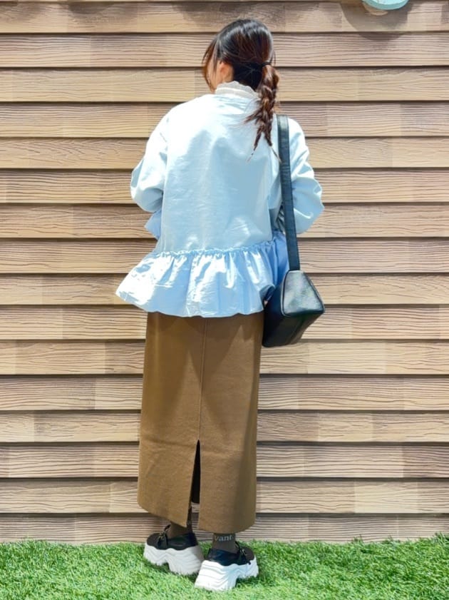 himiさんの「SHOO･LA･RUE｜【洗濯機可】ほんのり甘い アシンメトリーフリルの上品トップス」を使ったコーディネート