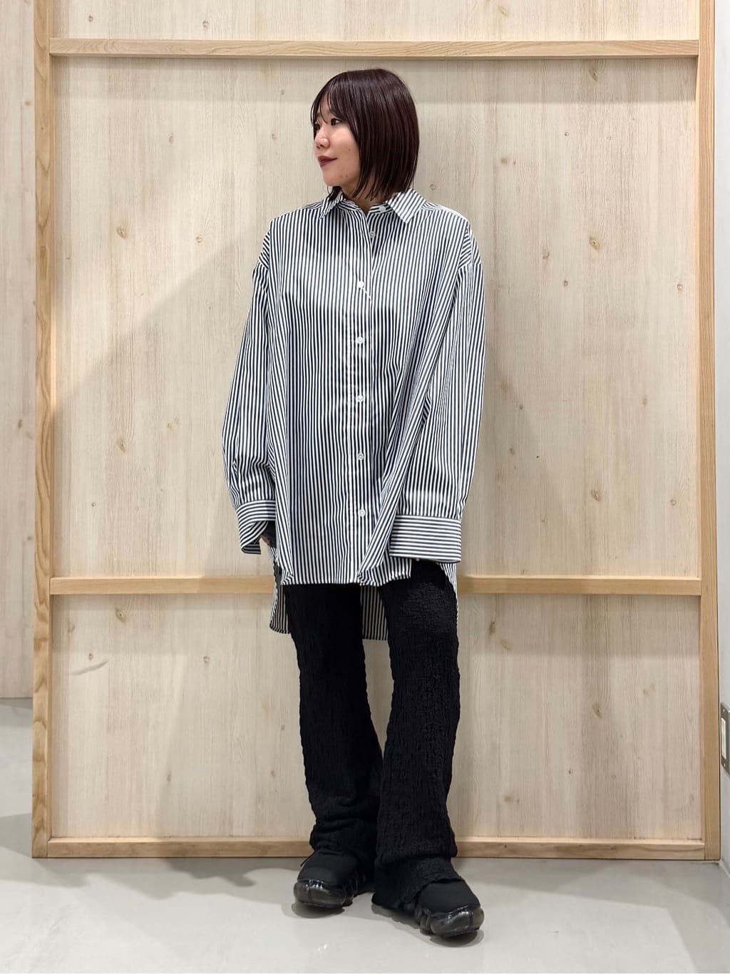 nanaさんの「THE SHOP TK｜ゆったりシルエットで体型カバー ロングシャツ」を使ったコーディネート