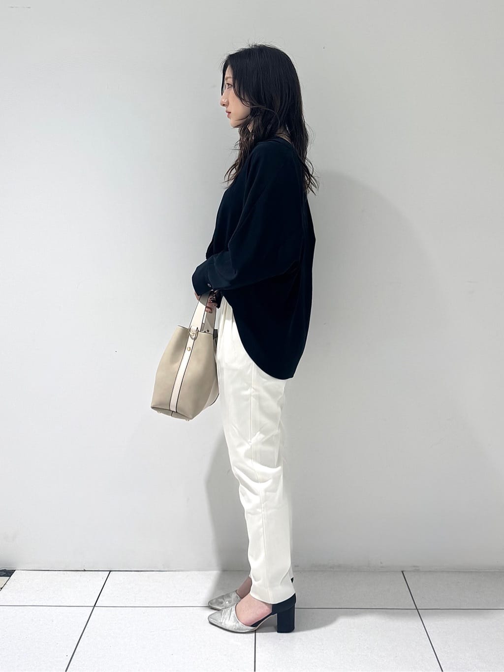 そんさんの「INDIVI｜【洗える／UVケア／マットサテン】Vネックドルマンスリーブブラウス」を使ったコーディネート