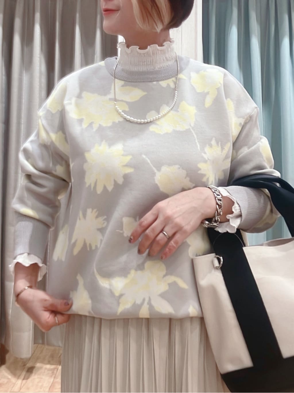 aaamiさんの「SHOO･LA･RUE｜【洗濯機可/S-LL】ゆるシルエット 甘すぎない　大人の花柄もちもちニット」を使ったコーディネート