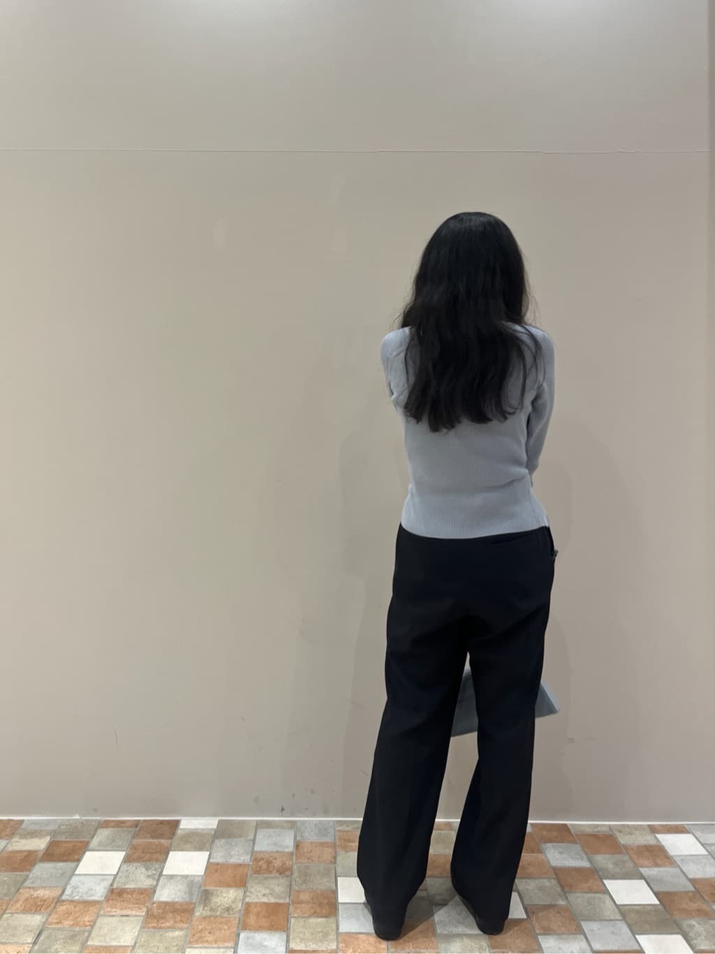 Uminoさんの「INDIVI｜オフショルスリットリブニット」を使ったコーディネート