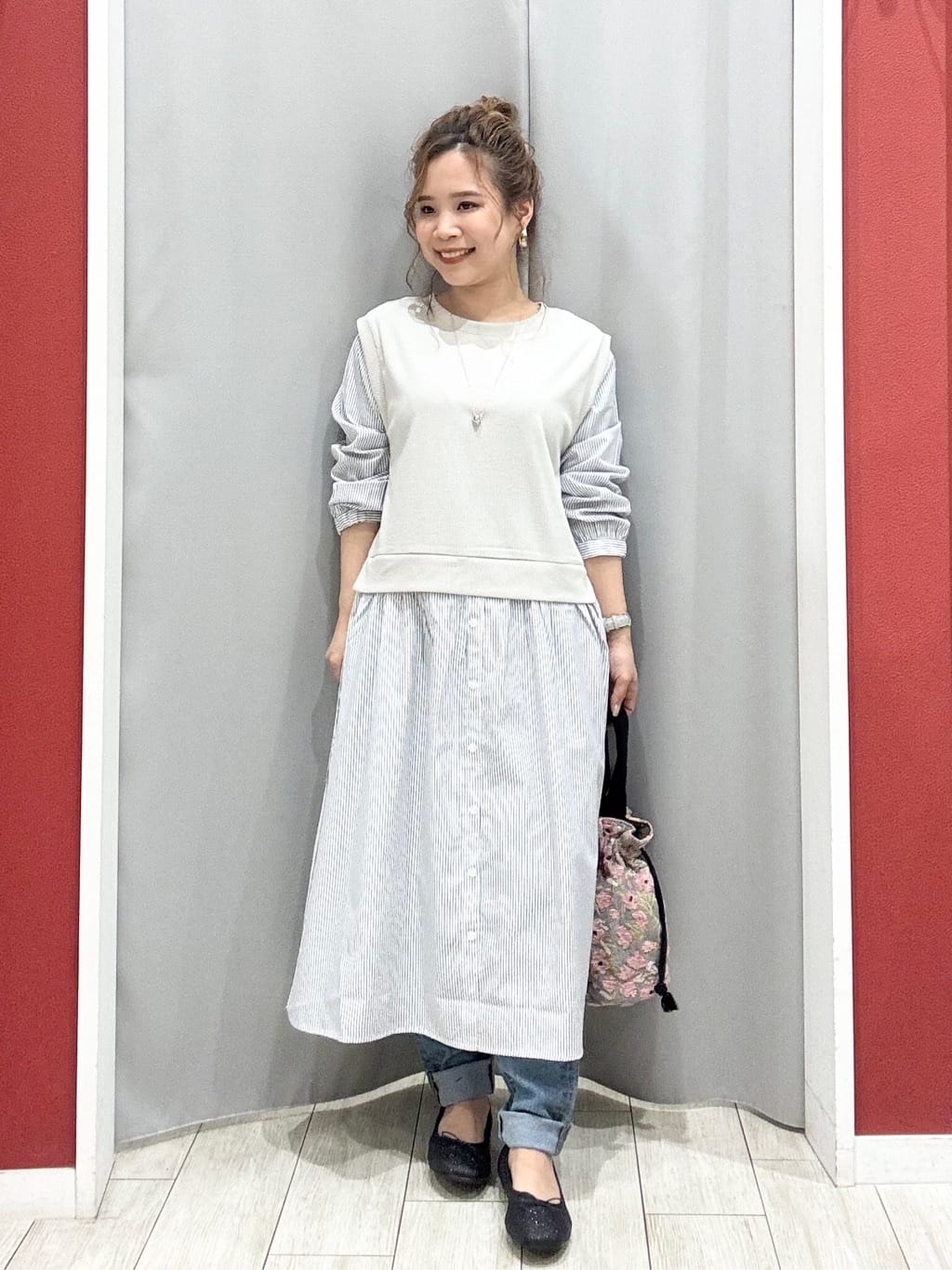 shioさんの「SHOO･LA･RUE｜【防風/撥水/S-LL】お顔回りすっきり見え　Vネックバルーンブルゾン」を使ったコーディネート