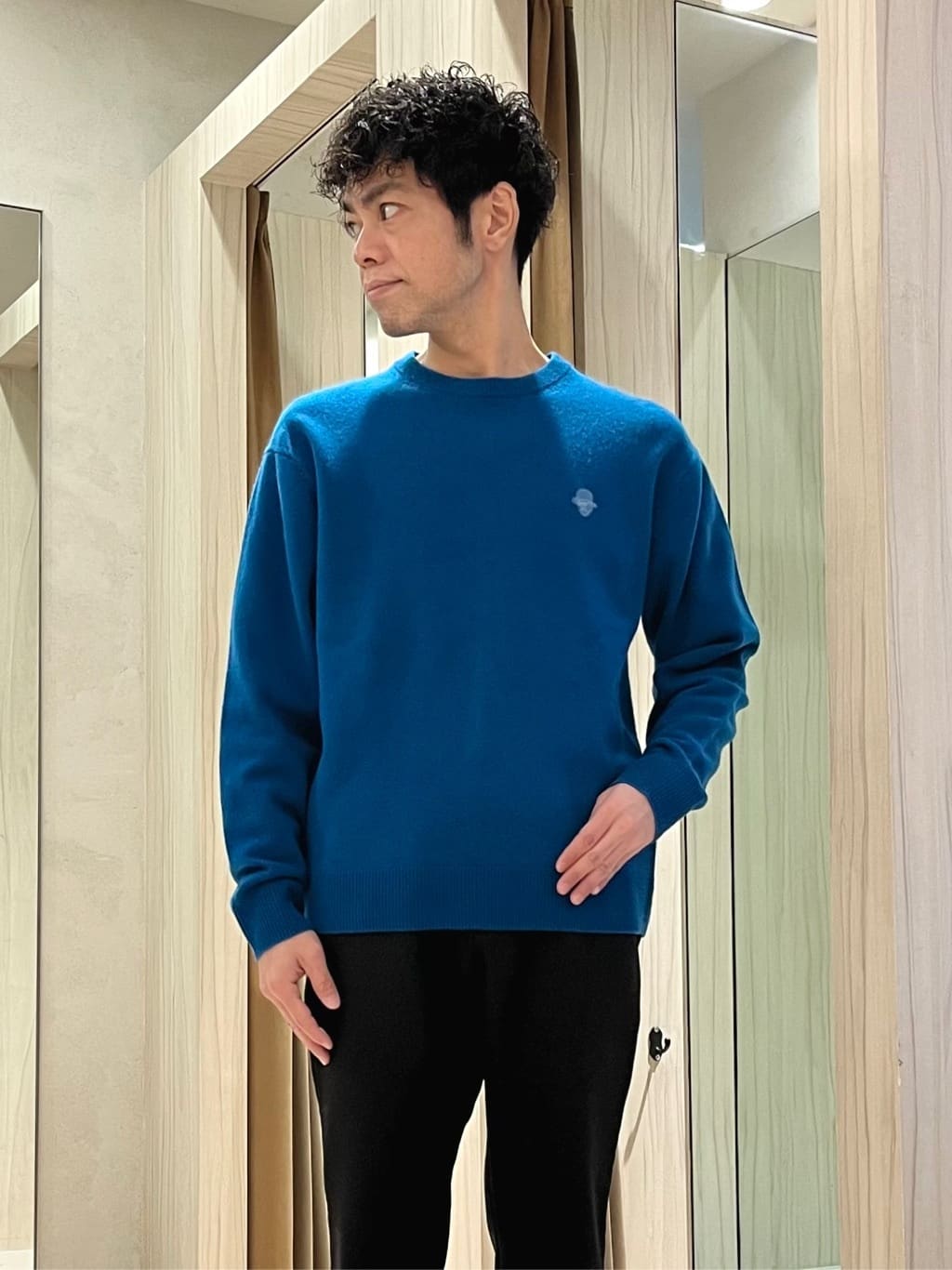 URAさんの「TAKEO KIKUCHI｜【Air Palette Knit】ワンポイント カラーニット プルオーバー」を使ったコーディネート