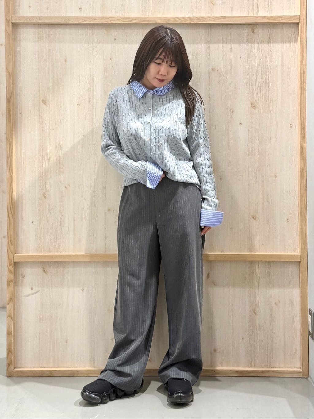 nanaさんの「THE SHOP TK｜【1枚でスタイル決まる】シャツレイヤード風 襟付ケーブルニット」を使ったコーディネート
