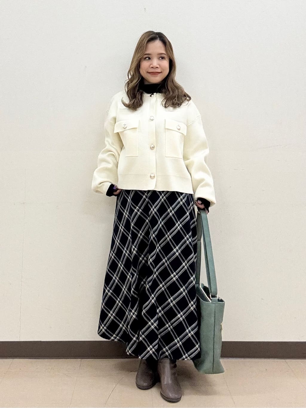 shioさんの「SHOO･LA･RUE｜【洗濯機可/S-LL】1枚でも羽織りでも 華やか上品カーデ」を使ったコーディネート