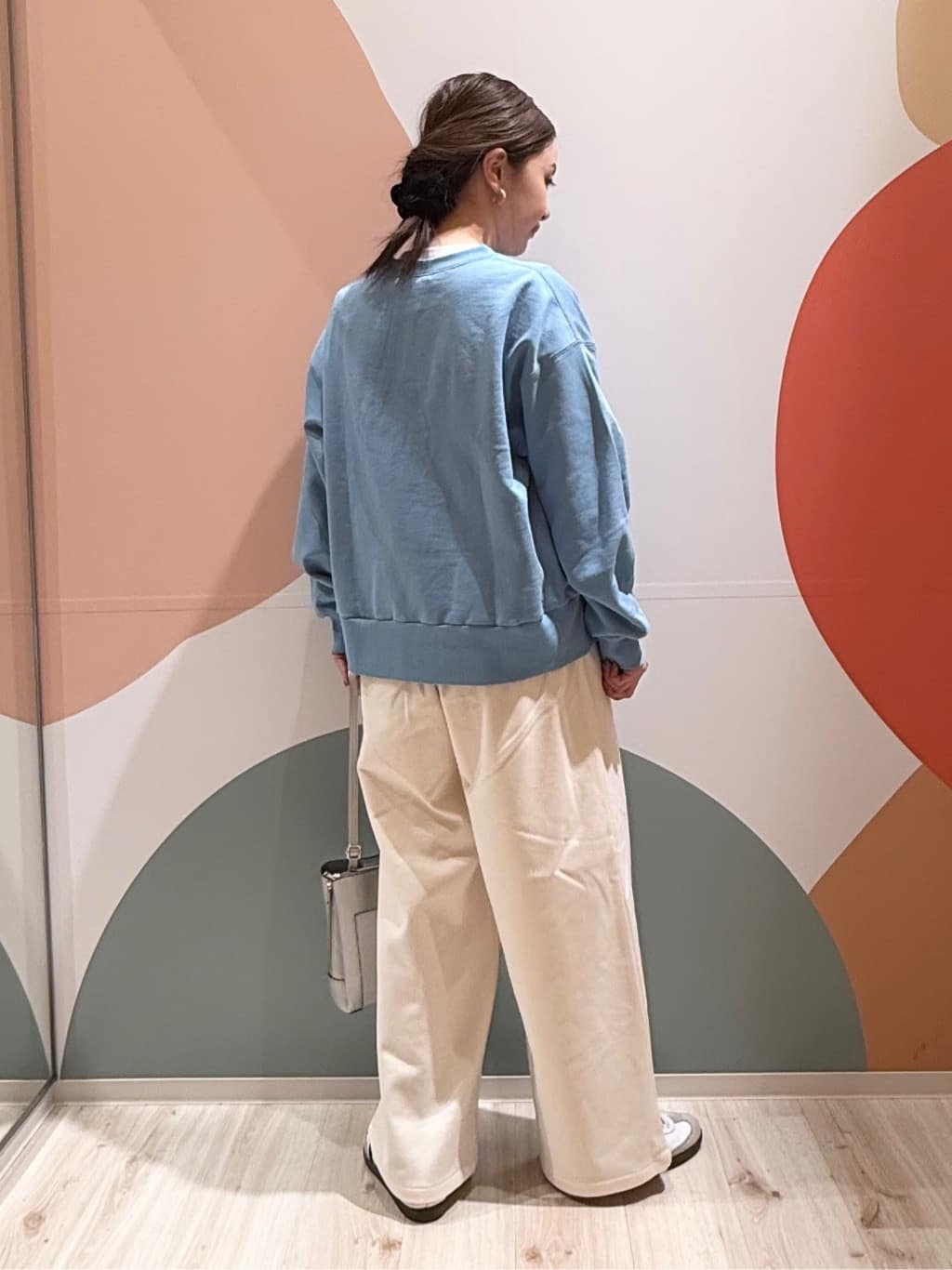 長女さんの「SHOO･LA･RUE｜【綿100%/洗濯機可/S-LL/選べる4柄】ゆるく決めたい日に プリントアソートスウェット」を使ったコーディネート