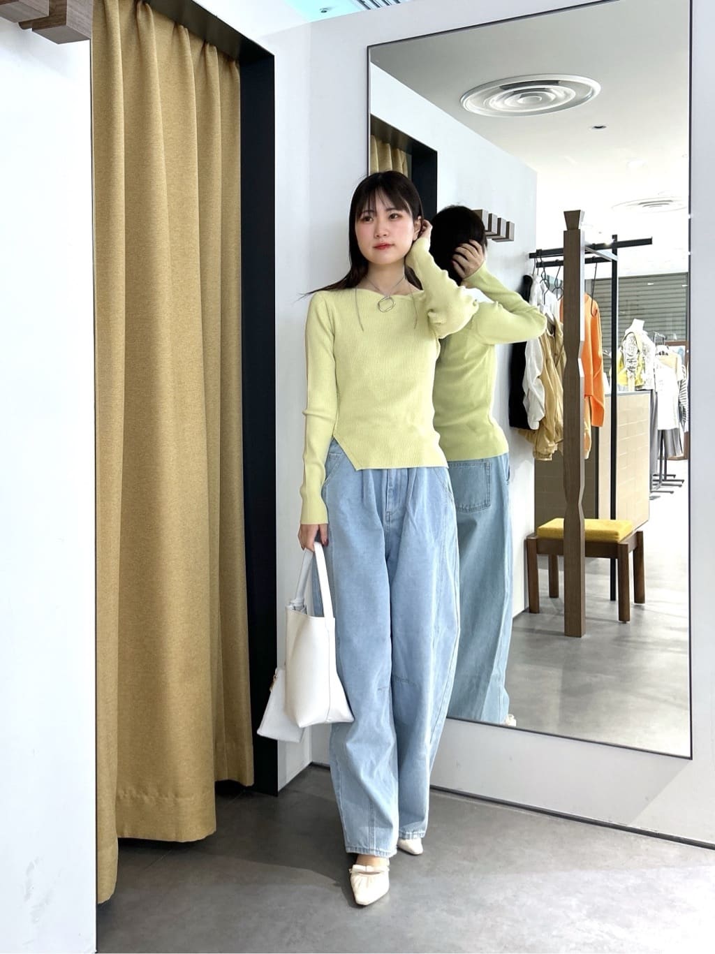 Renoさんの「INDIVI｜オフショルスリットリブニット」を使ったコーディネート