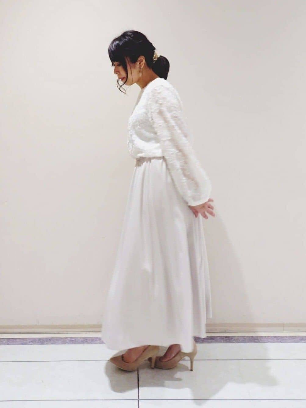 TOMOMIさんの「INDIVI｜【ミドルサイズ／合皮／ショルダー付】スタッズ風メタルバッグ」を使ったコーディネート