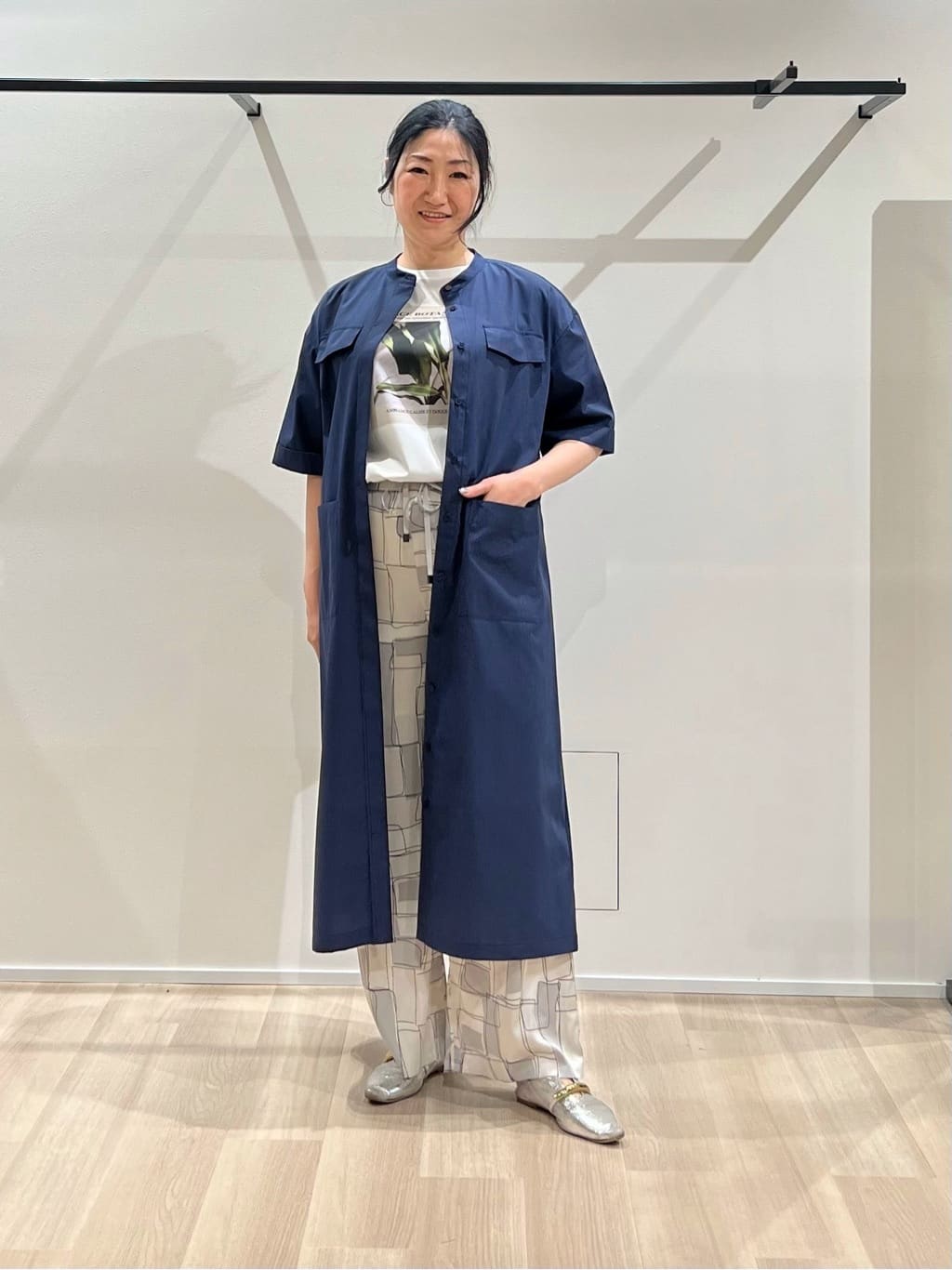 TOMOMIさんの「UNTITLED｜◆【洗える/前開きボタン】シャンブレーシャツワンピース」を使ったコーディネート