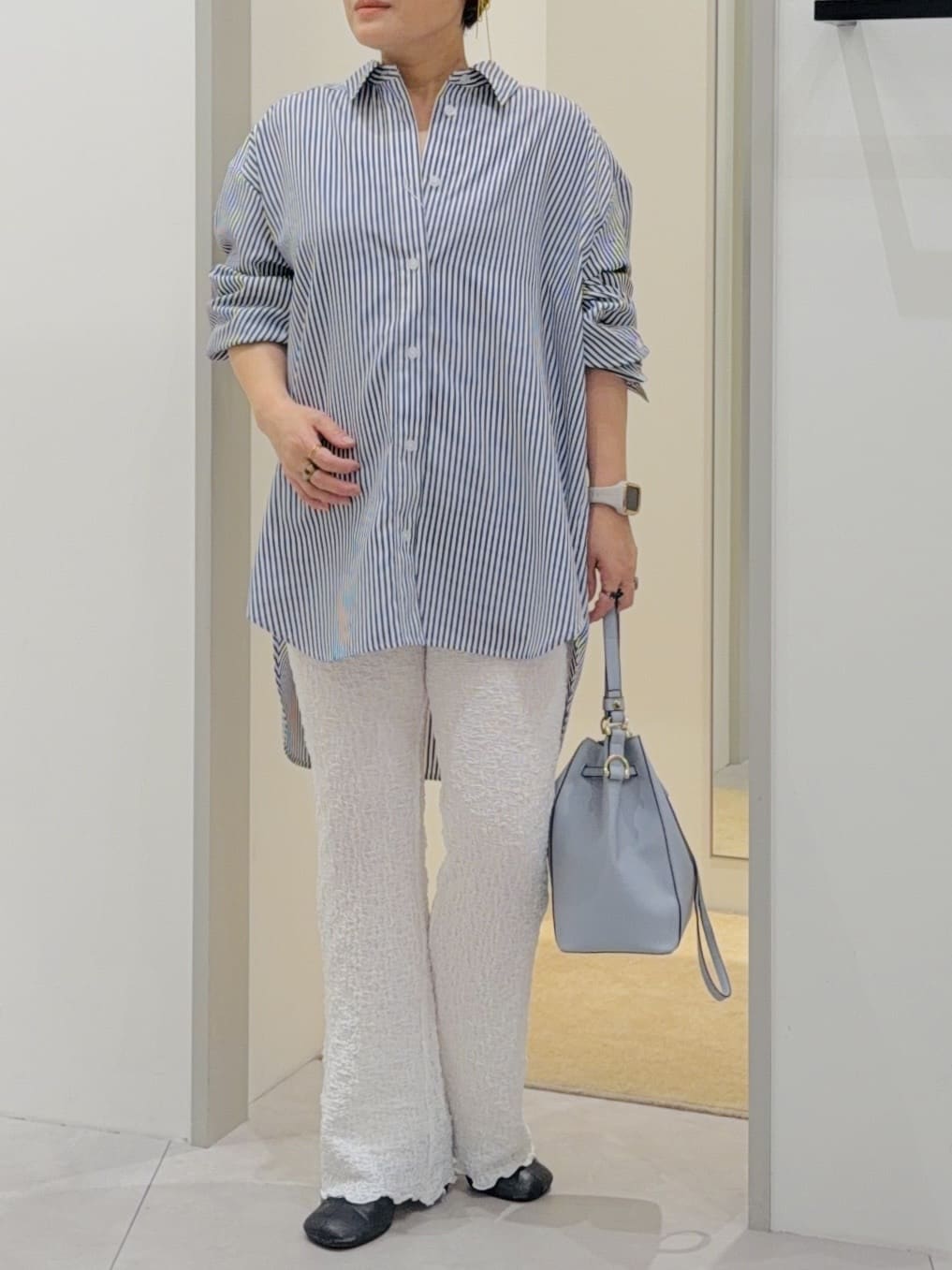 タナさんの「THE SHOP TK｜ゆったりシルエットで体型カバー ロングシャツ」を使ったコーディネート