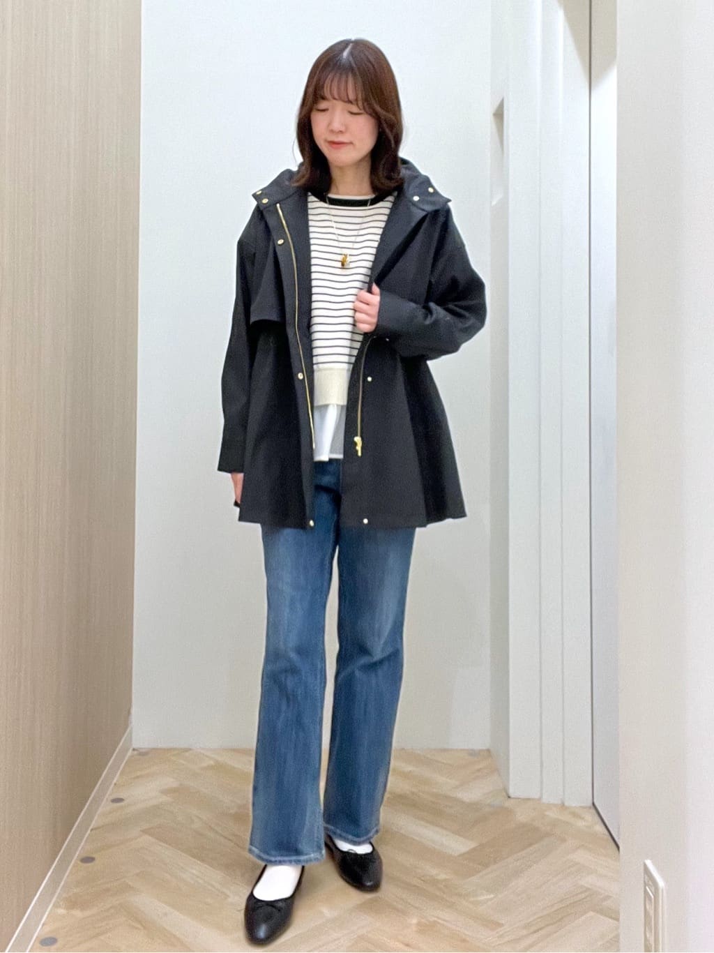  おまつさんの「grove｜【撥水／シルエット2WAY】羽織るだけでサマになる、スタンドネックテントラインコート」を使ったコーディネート