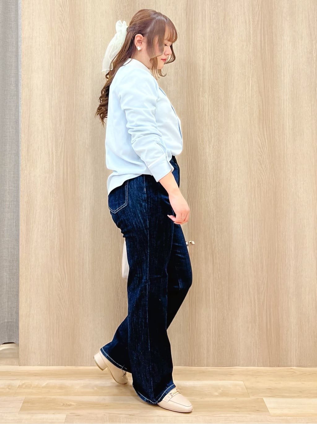 みことさんの「grove｜【選べる着丈】美シルエットデニムソフトフレアーパンツ」を使ったコーディネート