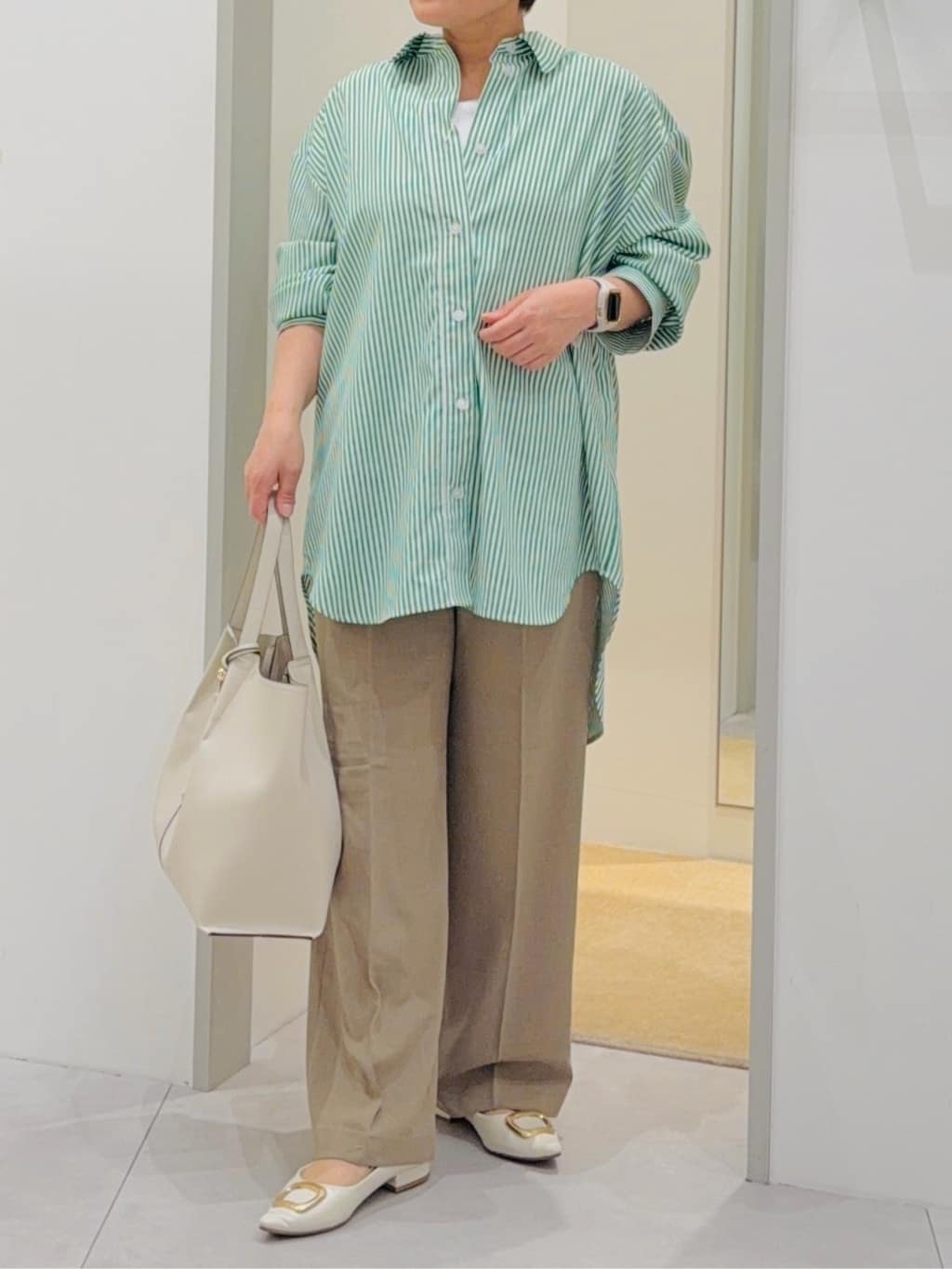 タナさんの「THE SHOP TK｜ゆったりシルエットで体型カバー ロングシャツ」を使ったコーディネート