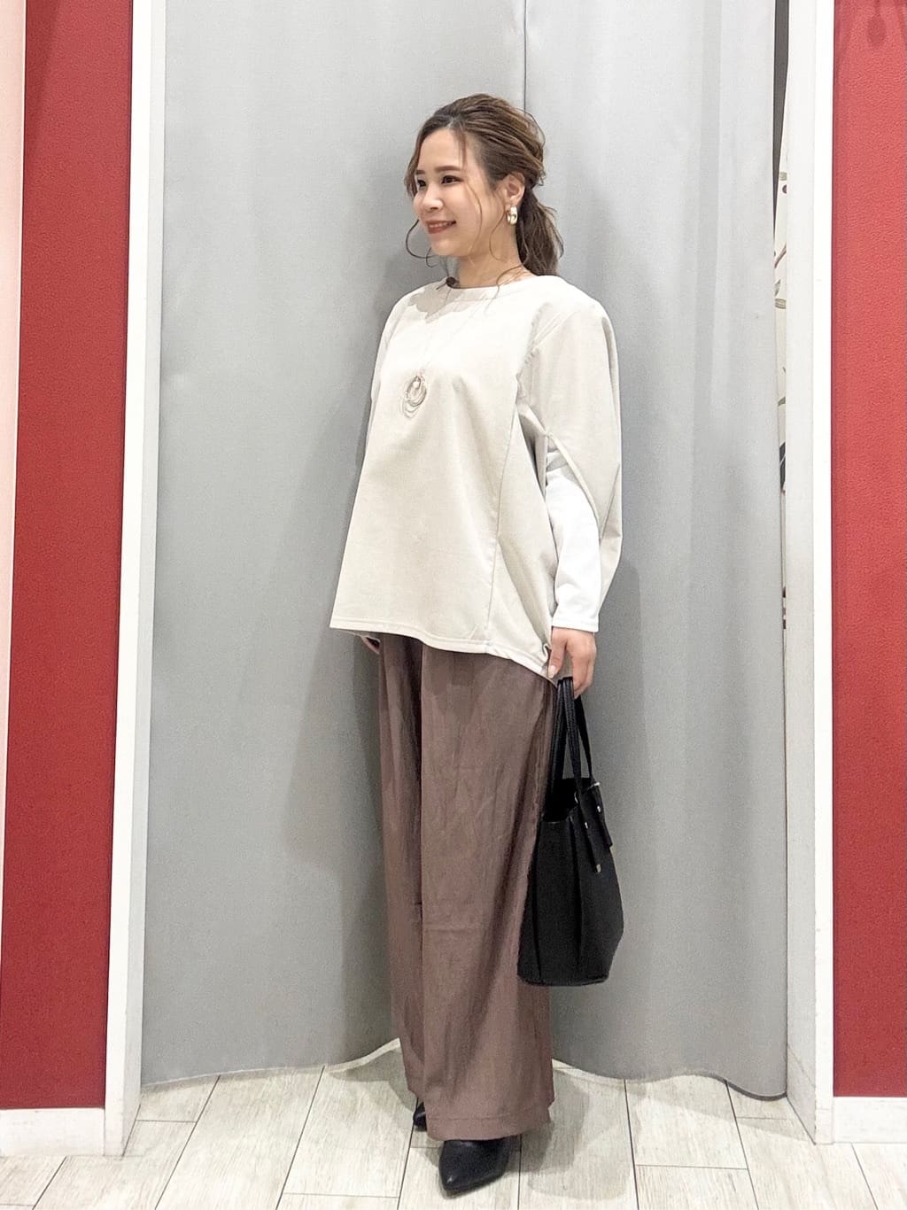 shioさんの「SHOO･LA･RUE｜【体型カバー/2点セット】ポンチョ風 スエードライクトップス+ロンT」を使ったコーディネート