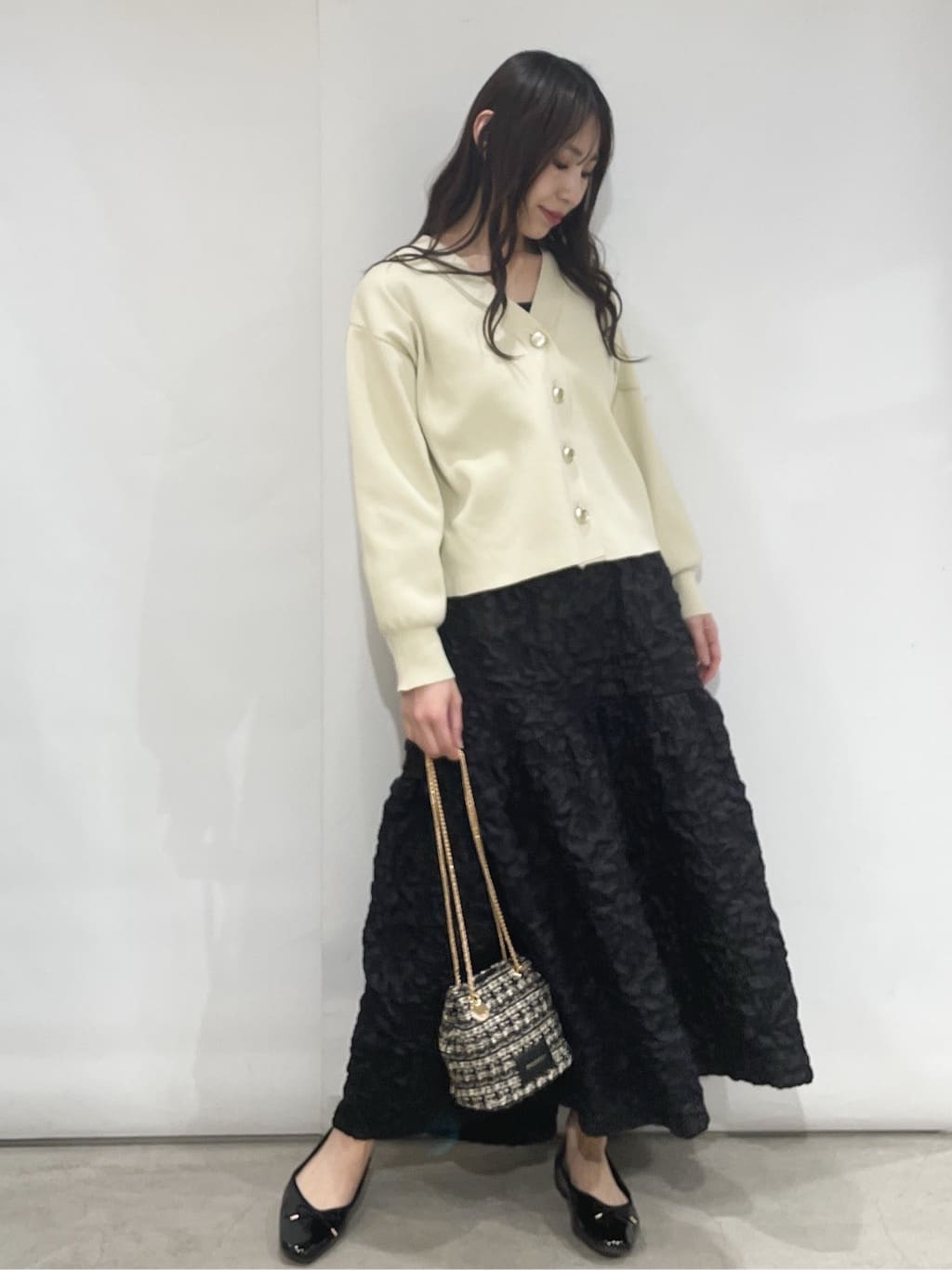 sayaさんの「OPAQUE.CLIP｜ゴールドビックボタンVネックニットカーディガン【洗濯機OK】」を使ったコーディネート