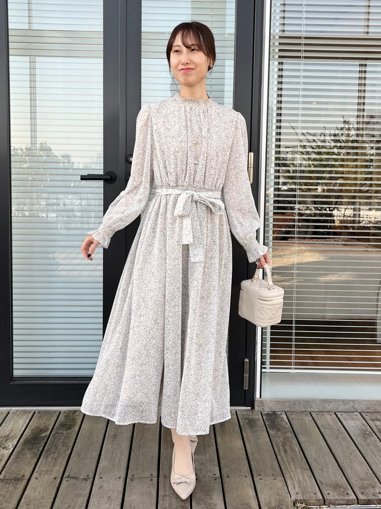 はばさんの「Couture brooch｜【洗える・着映え】楊柳小花シャーリングワンピース」を使ったコーディネート