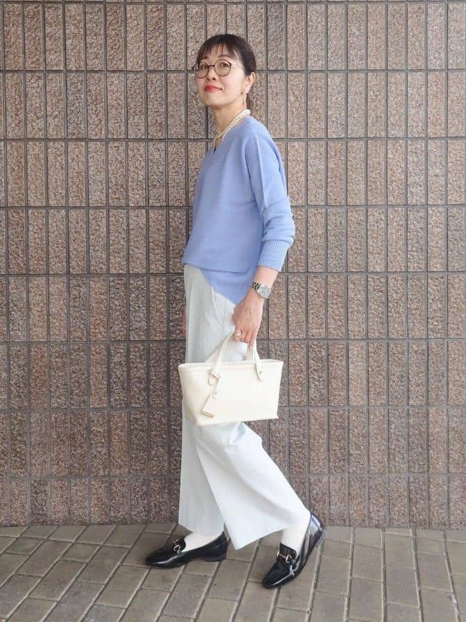 MUTSUKOさんの「UNTITLED｜【7色展開/洗える/程よい透け感】ドライタッチVネックニット」を使ったコーディネート