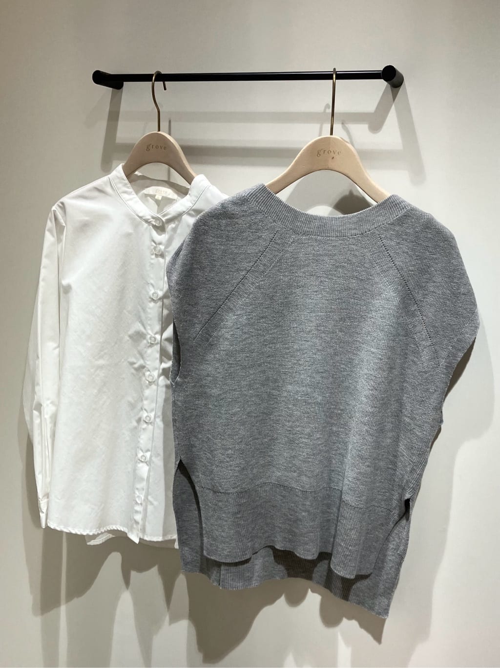 こばさんの「grove｜【2点SET】一枚でコーデが決まる！ニットベスト&times;シャツSET」を使ったコーディネート