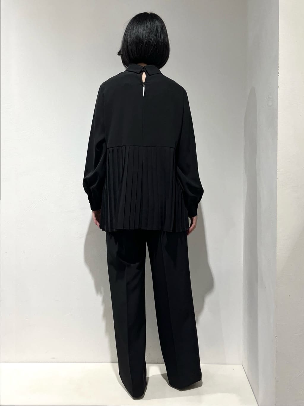 Fujiharuさんの「grove｜【マシンウォッシュ/防シワ/UVカット】裾プリーツ取り外しボウタイブラウス」を使ったコーディネート