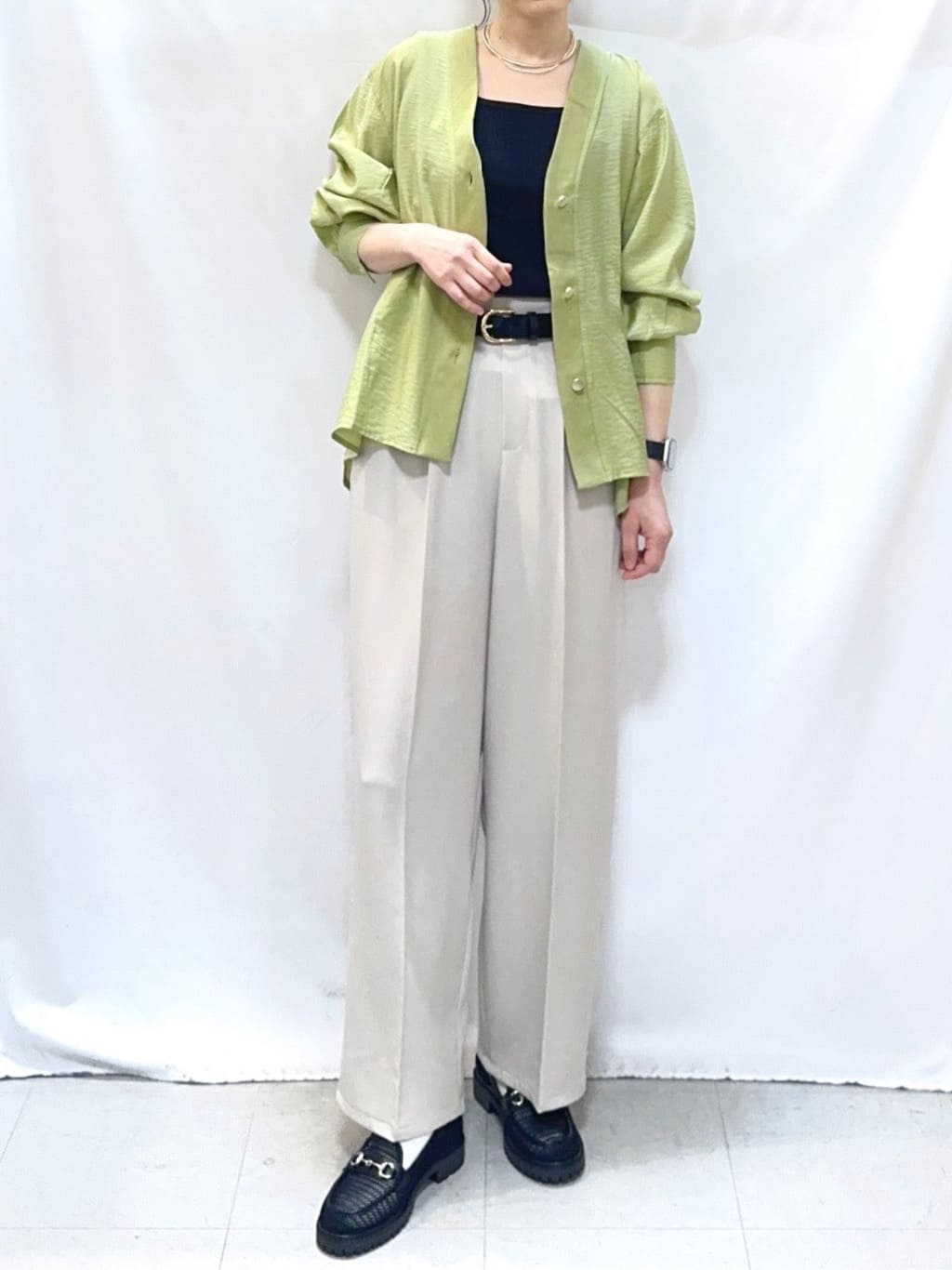 𝐇𝐢𝐫𝐨𝐦𝐢さんの「SHOO･LA･RUE｜【S-LL/体型カバー/Aライン】身体のラインを拾いにくい シアーシャツカーディガン」を使ったコーディネート