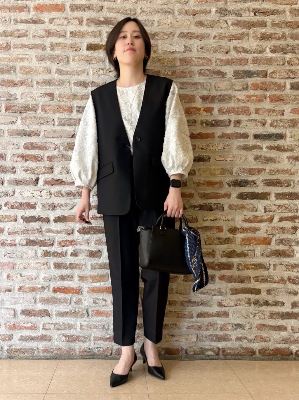 しばさんの「THE SHOP TK｜【通勤・きちんと見えに】ダブルクロス ペプラムジレ/セットアップ可」を使ったコーディネート