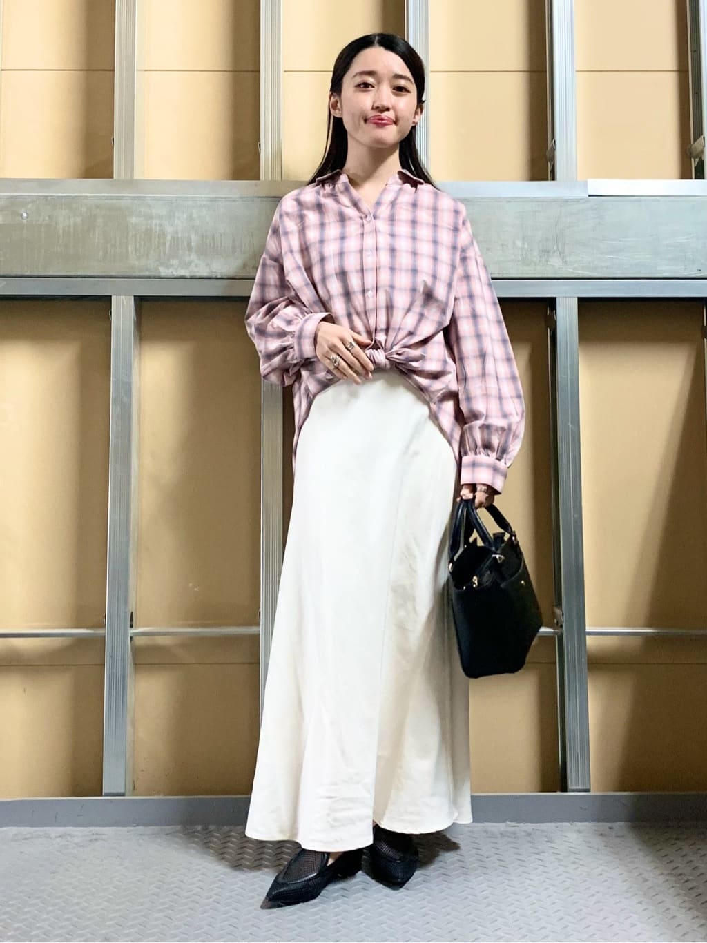sahoさんの「THE SHOP TK｜【後ろ姿もサマになる】バックシャーリングシャツ」を使ったコーディネート