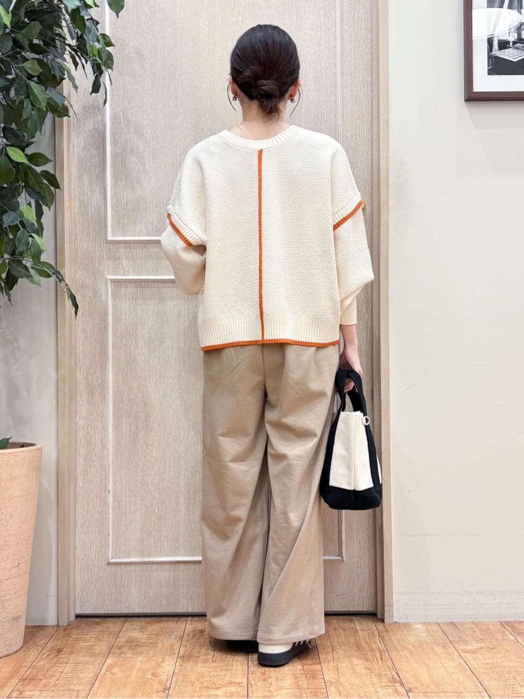 なみさんの「SHOO･LA･RUE｜【前後2WAY/S-LL】体型カバーもこなれ見えも叶う　ふんわりお袖の配色パイピングニット」を使ったコーディネート