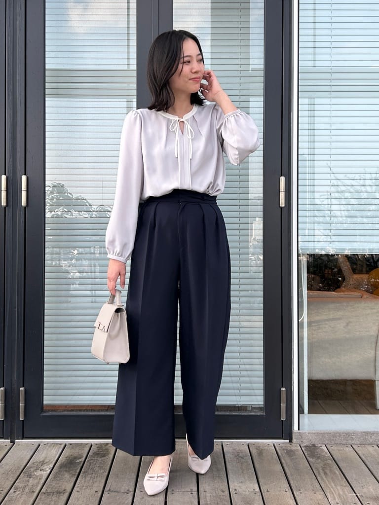shinoさんの「Couture brooch｜【洗える・ハレの日・通勤】配色 細リボンタイ ブラウス」を使ったコーディネート
