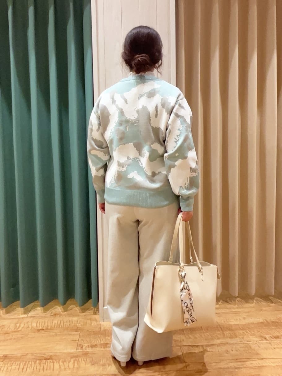 タガさんの「SHOO･LA･RUE｜【洗濯機可/S-LL】1枚で華やかに ラメ入りニュアンス柄ニット」を使ったコーディネート