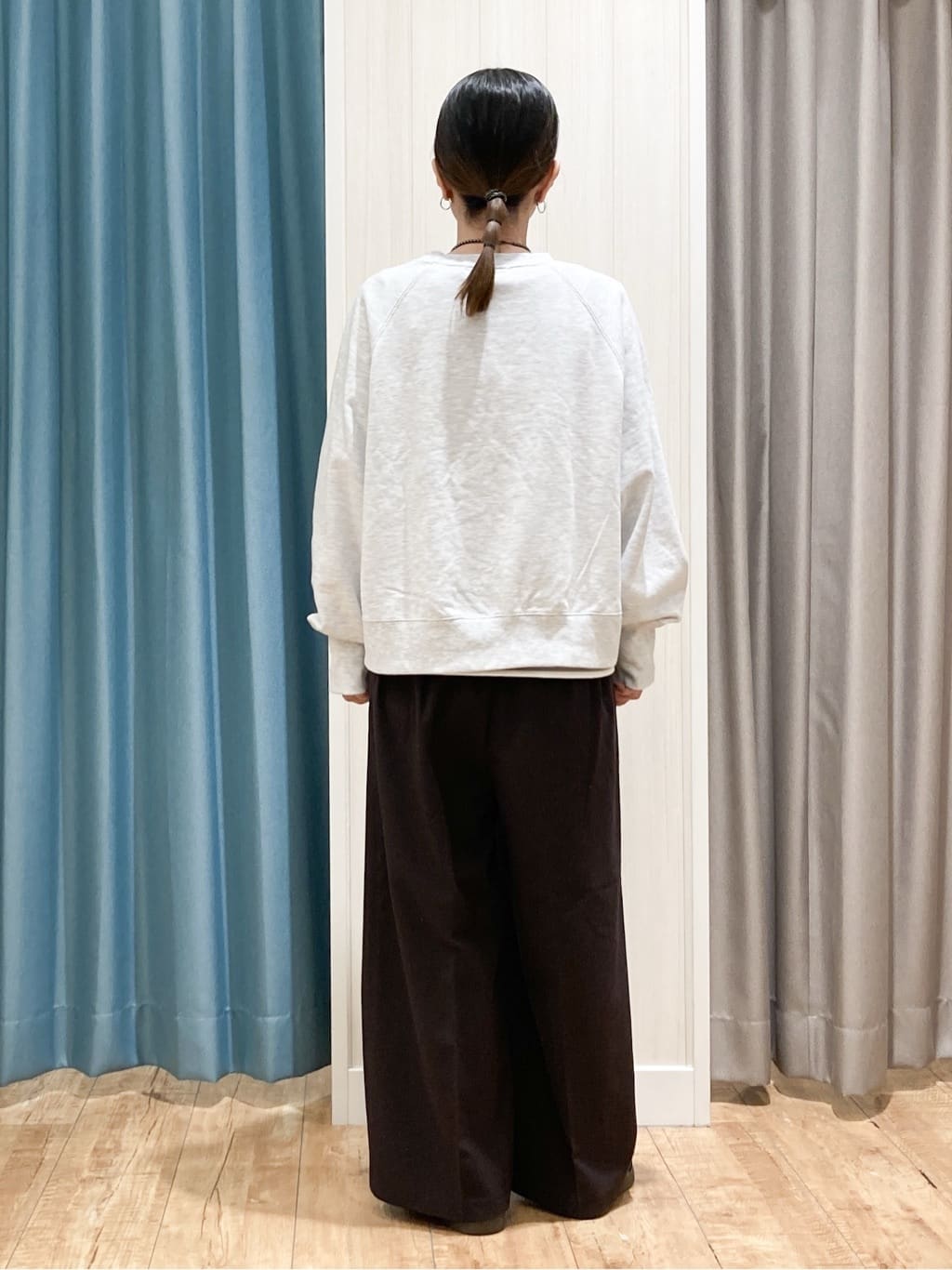 thさんの「SHOO･LA･RUE｜MIX調 シンプルラグランスウェット」を使ったコーディネート