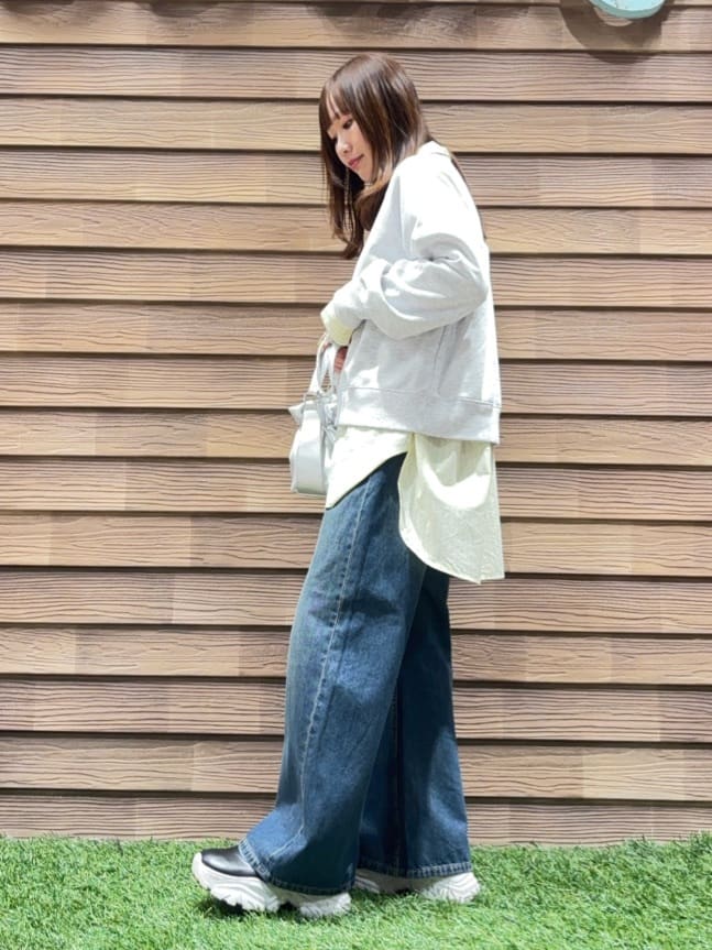 himiさんの「SHOO･LA･RUE｜MIX調 シンプルラグランスウェット」を使ったコーディネート