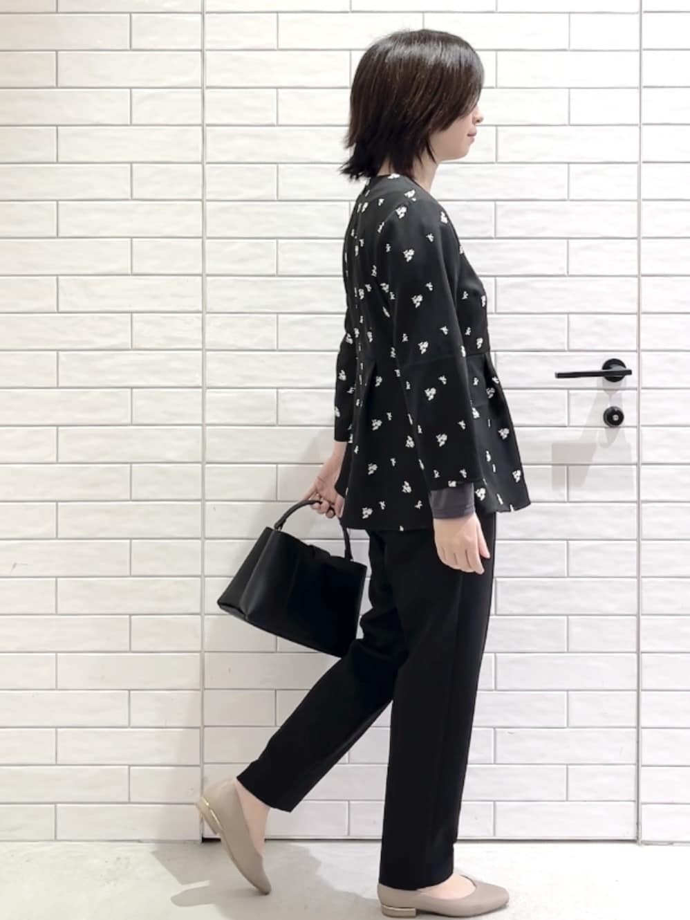 しおりさんの「OPAQUE.CLIP｜フラワー刺繍ペプラムブラウス【洗濯機OK】」を使ったコーディネート