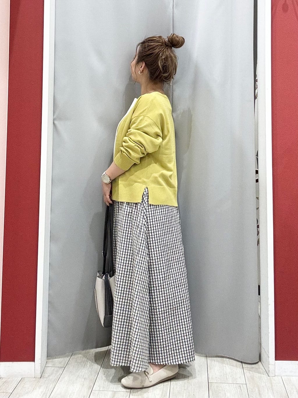 shioさんの「SHOO･LA･RUE｜【洗濯機可/UV】さらっとしたタッチが心地よい ショート丈 Vネックカーディガン」を使ったコーディネート