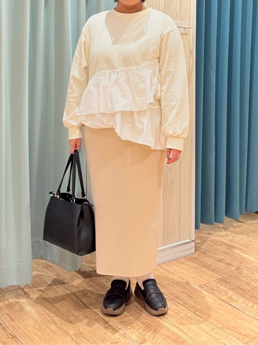 砂糖さんの「SHOO･LA･RUE｜【洗濯機可】ほんのり甘い アシンメトリーフリルの上品トップス」を使ったコーディネート