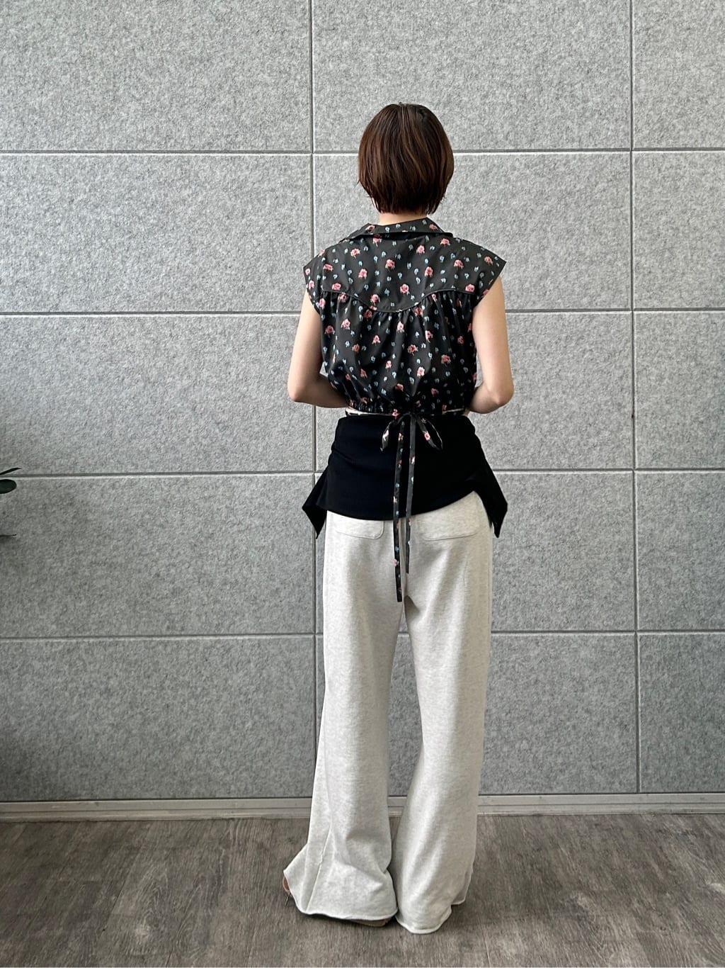 harunaさんの「CODE A｜flower Vneck pullover」を使ったコーディネート