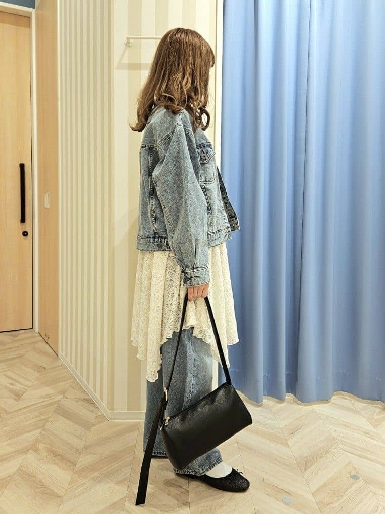 Ikumiさんの「SHOO･LA･RUE｜【SHOO・LA・RUE DENIM】羽織るだけでこなれる　オーバーサイズデニムジャケット」を使ったコーディネート