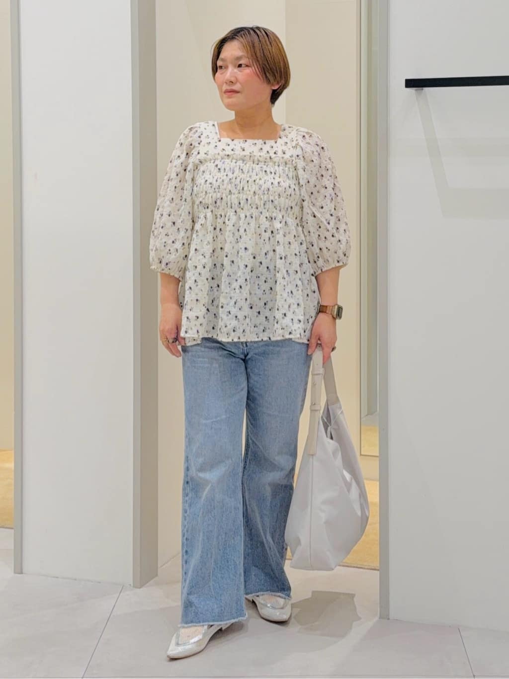 タナさんの「THE SHOP TK｜大人のフェミニンスタイルに 花柄楊柳シャーリングブラウス」を使ったコーディネート
