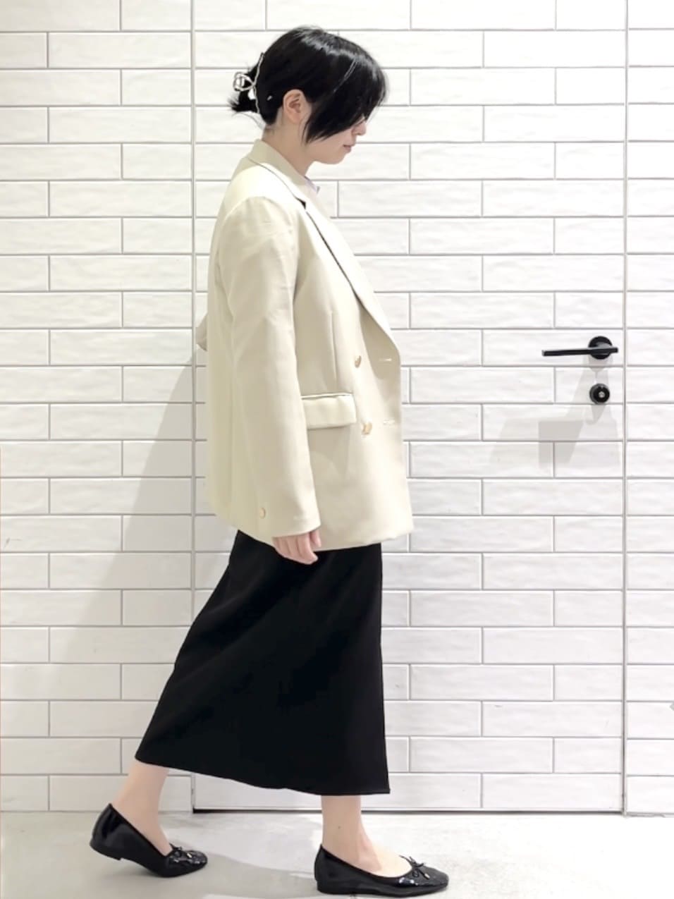 しおりさんの「OPAQUE.CLIP｜金ボタンダブルブレストテーラードジャケット／セットアップ対応【洗える】」を使ったコーディネート