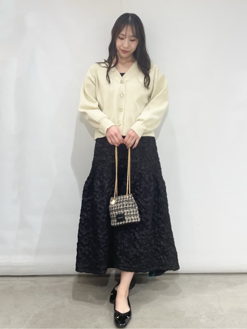 sayaさんの「OPAQUE.CLIP｜ゴールドビックボタンVネックニットカーディガン【洗濯機OK】」を使ったコーディネート