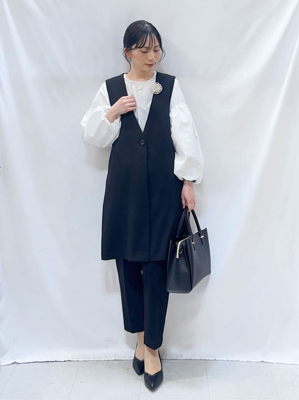 𝐇𝐢𝐫𝐨𝐦𝐢さんの「SHOO･LA･RUE｜【洗濯機可/セットアップ可/S-3L】きちんと楽に。カットジョーゼット ロングジレ」を使ったコーディネート