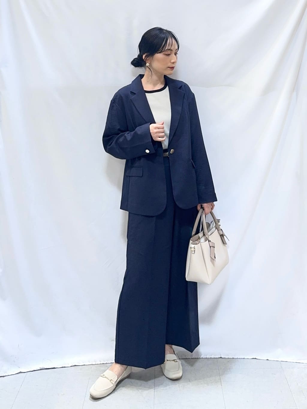 𝐇𝐢𝐫𝐨𝐦𝐢さんの「SHOO･LA･RUE｜【洗濯機可/S-LL/アンサンブル可】すっきりと好印象 配色クルーネックニット」を使ったコーディネート