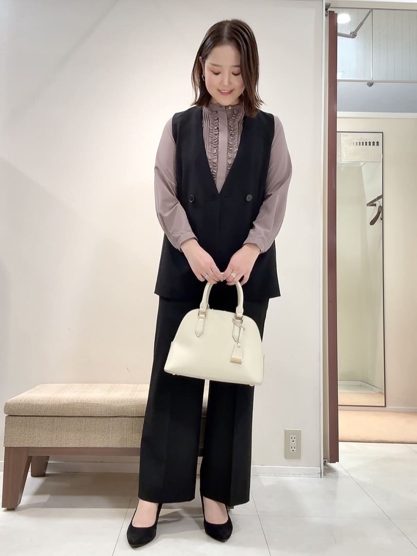 YUIさんの「UNTITLED｜【1枚で着映え/オンオフ着回し】フリルサテンブラウス」を使ったコーディネート