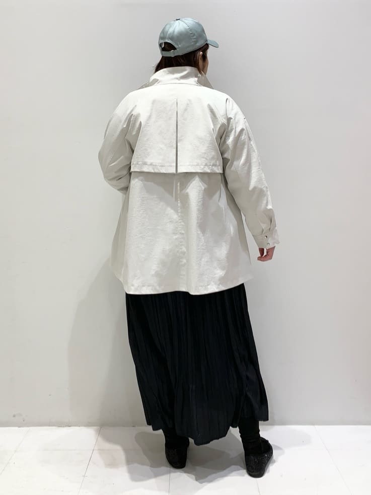 みいちゃんさんの「grove｜【撥水／シルエット2WAY】羽織るだけでサマになる、スタンドネックテントラインコート」を使ったコーディネート