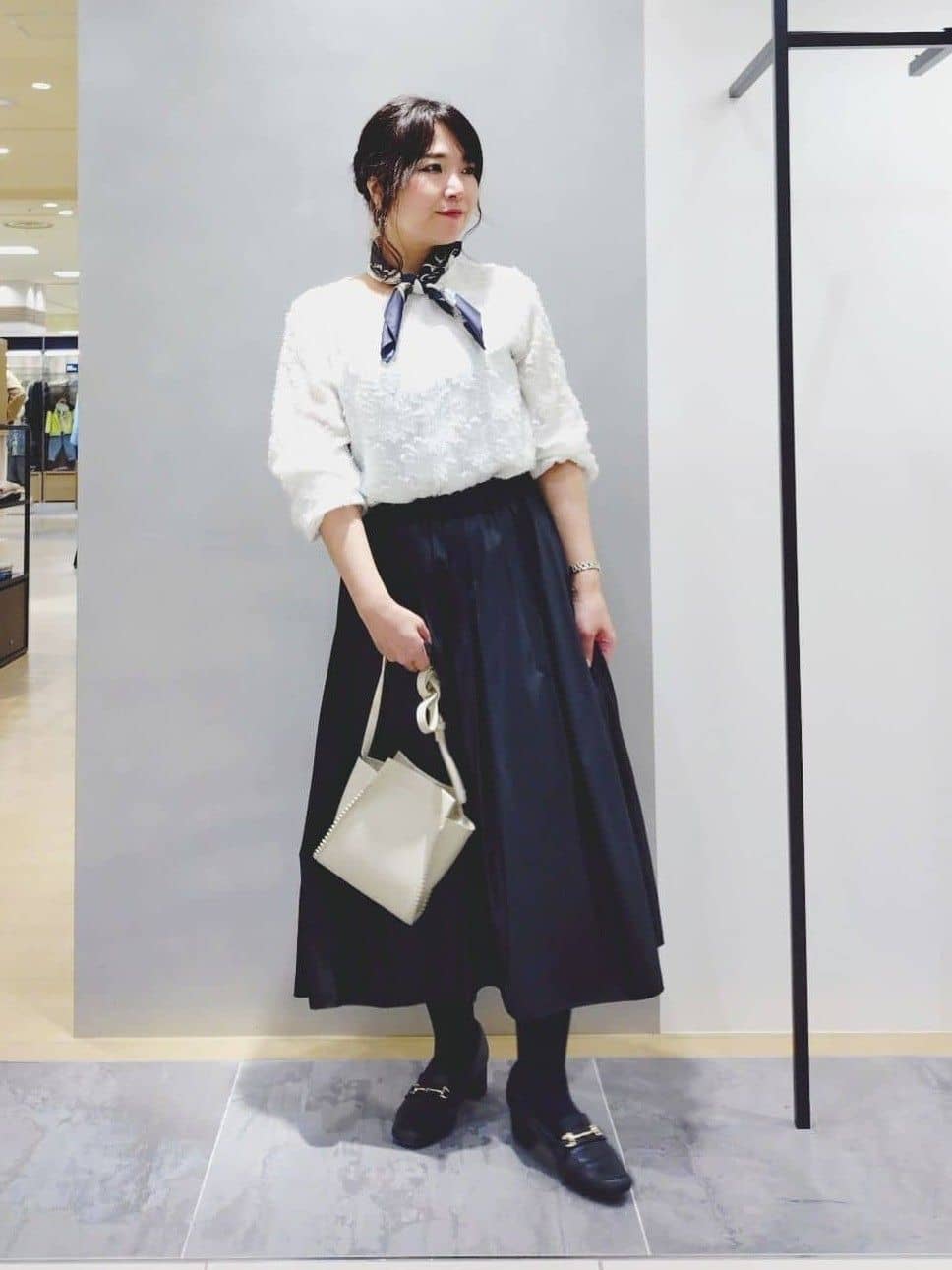 TOMOMIさんの「INDIVI｜【撥水/軽量】ミドル丈 ミニマルトレンチコート」を使ったコーディネート
