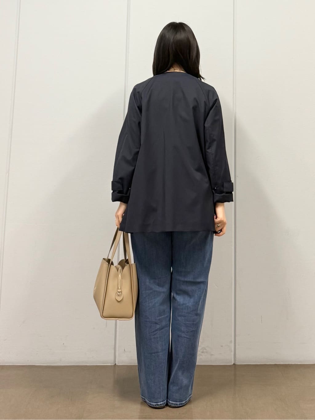 mizukiさんの「INDIVI｜【撥水/軽量】ミドル丈 ミニマルトレンチコート」を使ったコーディネート