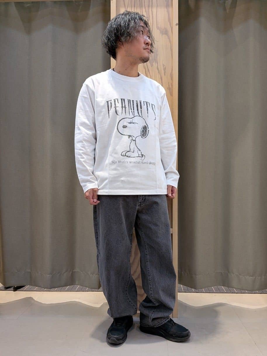 okcさんの「THE SHOP TK｜PEANUTS ／ ピーナッツ スヌーピー ヴィンテージ風プリント長袖Tシャツ」を使ったコーディネート