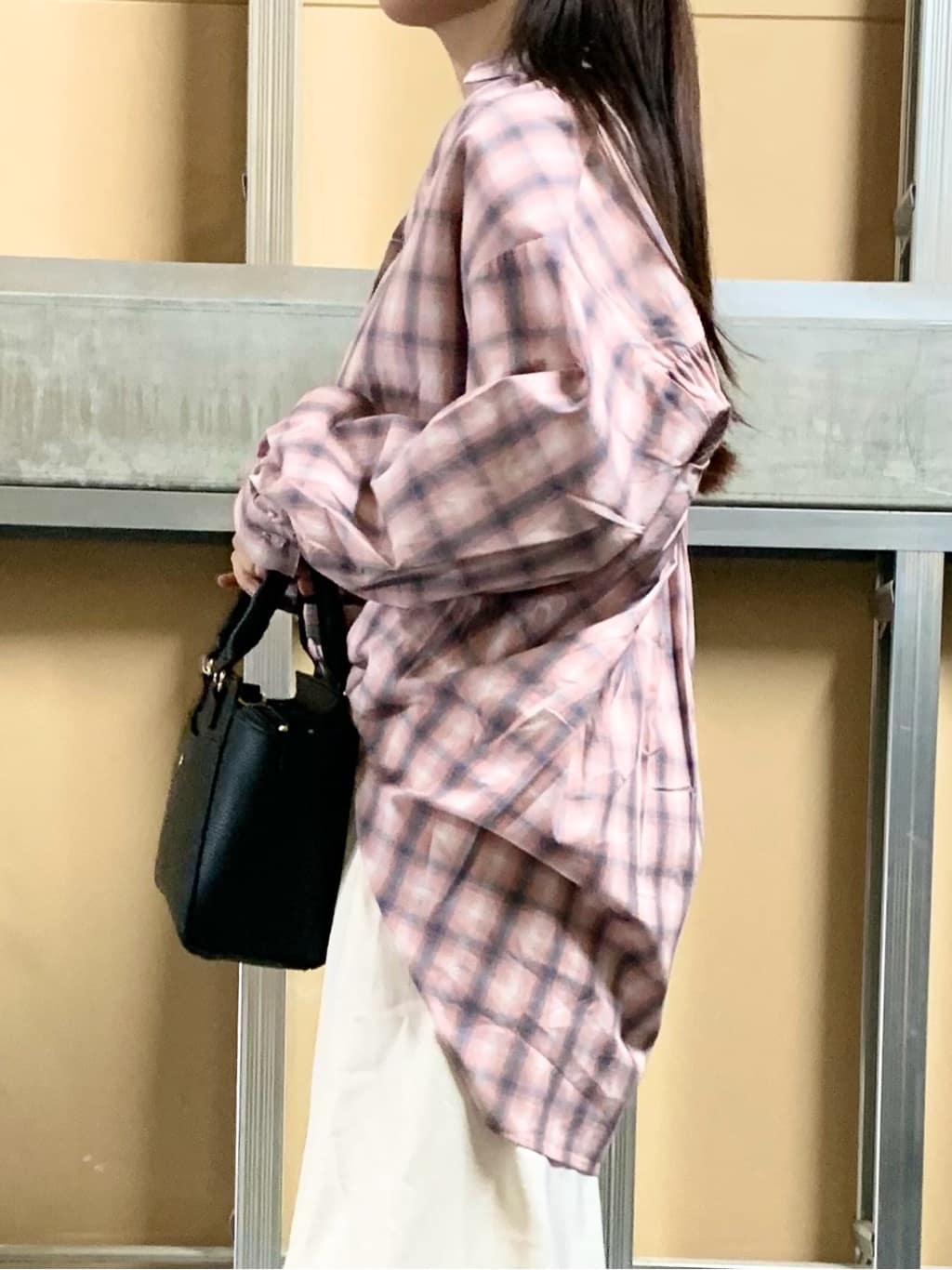 sahoさんの「THE SHOP TK｜【後ろ姿もサマになる】バックシャーリングシャツ」を使ったコーディネート