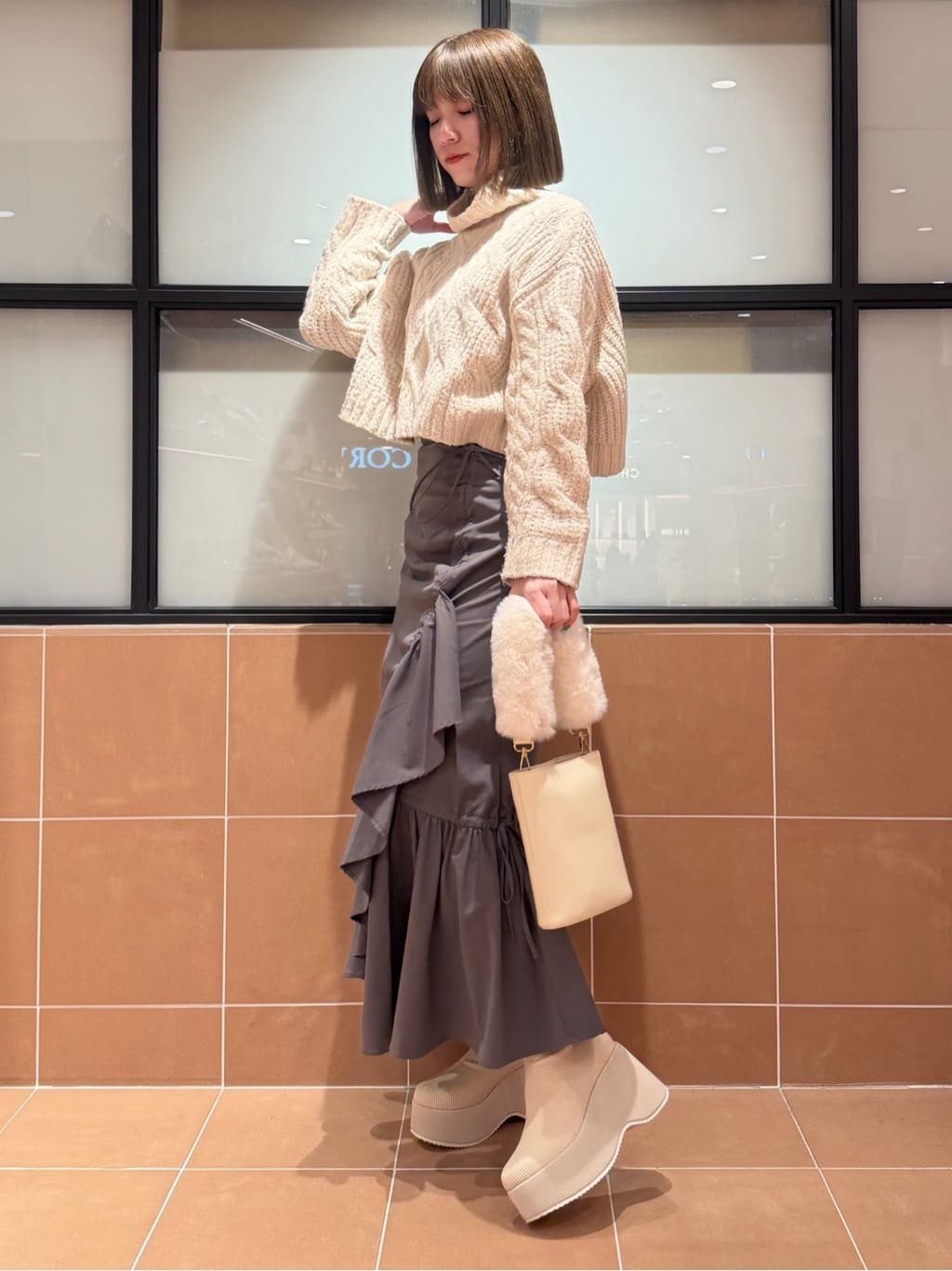 マナミさんの「ESPERANZA｜フェイクファーハンドル3WAYミニショルダーバッグ」を使ったコーディネート