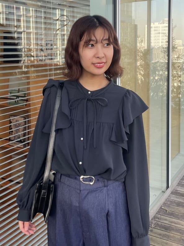 abeさんの「Couture brooch｜【洗える・リボン取り外し可】フリルジョーゼットブラウス」を使ったコーディネート